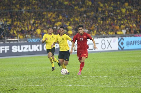 Tiến Linh (phải) cũng đã có cơ hội ghi bàn