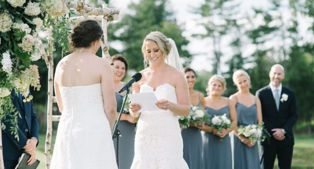 Meghan (phải) chia sẻ hình ảnh tại hôn lễ của cô cùng với Gillian (trái).