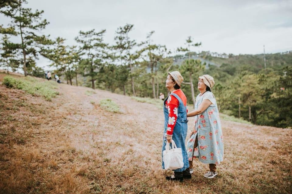 Bà Lê Thị Phước (jean xanh) và bà Lê Kim Hoa (áo hoa) là thông gia thân thiết.