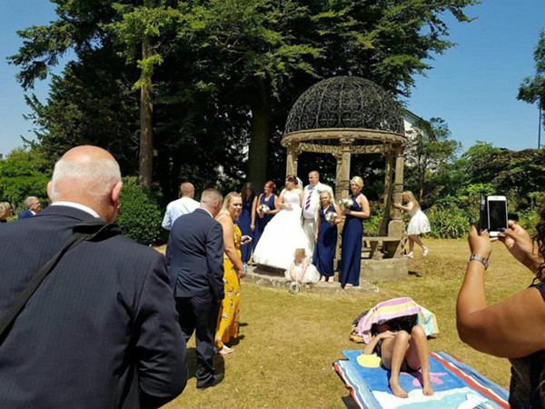 Vụ việc diễn ra ở Tessier Gardens, ngay cạnh nhà thờ Furrough Cross, Torquay.