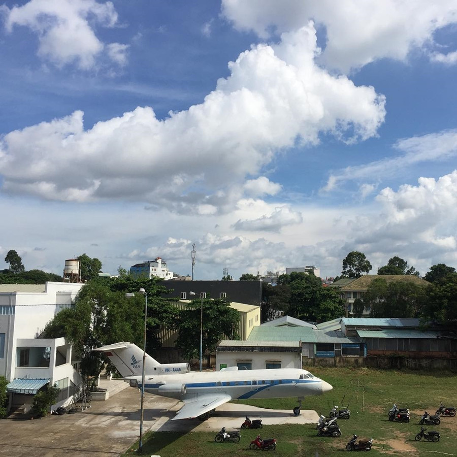 Mô hình máy bay được đặt trong khuôn viên cơ sở 2 tại quận Tân Bình, TP. HCM. (Ảnh: IG @hotuanphonggg)
