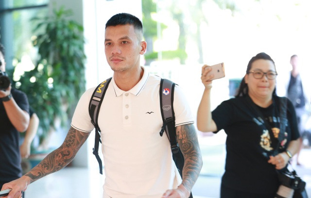 Đội phó CLB TP.HCM Nguyễn Hữu Tuấn cũng đến tập trung sớm.