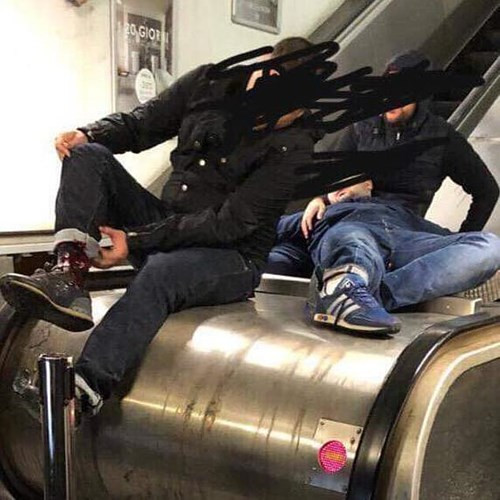 Cổ chân một nạn nhân bị thương nghiêm trọng trong sự cố thang cuốn ở nhà ga Repubblica, Rome.