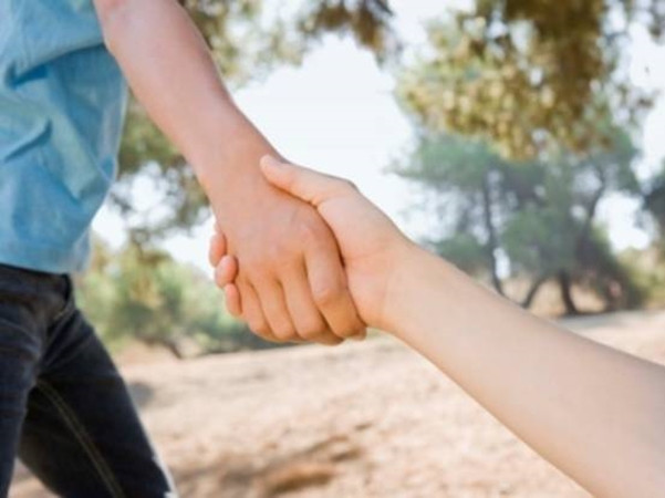 Mỗi hành động tử tế của bạn đều là ánh sáng tỏa vào bóng tối của ai đó.