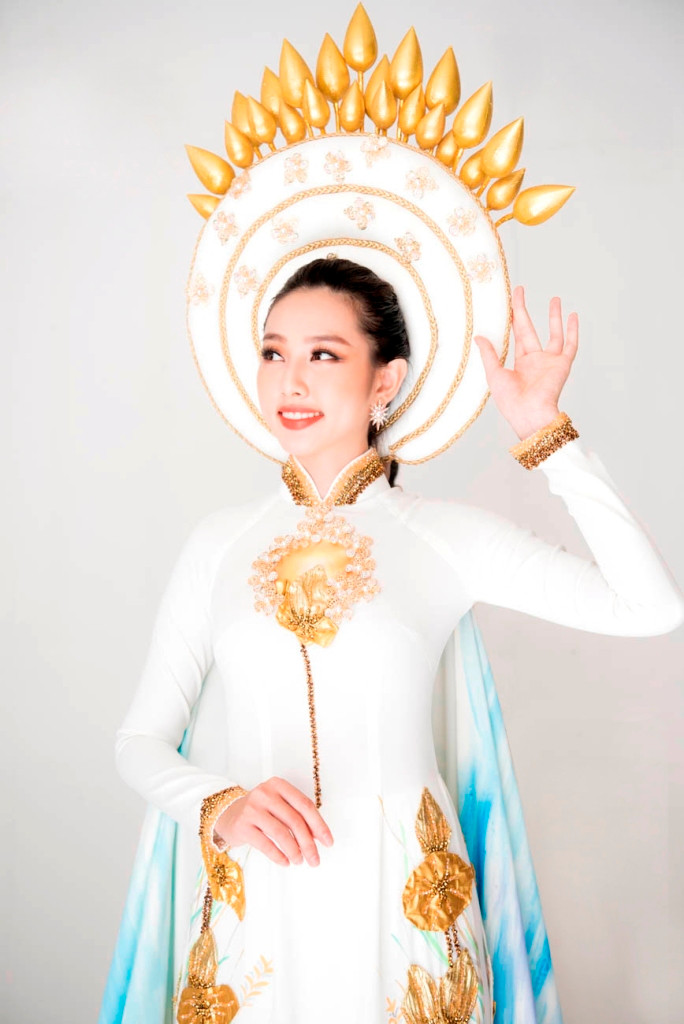 Thùy Tiên trông nữ tính nhưng không kém phần nghiêm trang khi khoác lên bộ Quốc Phục mượn hình ảnh của chiếc Áo dài Nữ sinh trắng tinh khôi. Thùy Tiên trông nữ tính nhưng không kém phần nghiêm trang khi khoác lên bộ Quốc Phục mượn hình ảnh của chiếc Áo dài Nữ sinh trắng tinh khôi.