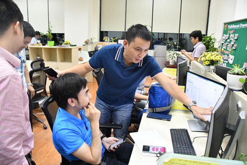 P.TGĐ VTNet Phạm Anh Đức cùng các kỹ thuật viên trong cuộc chuyển đổi thử nghiệm.