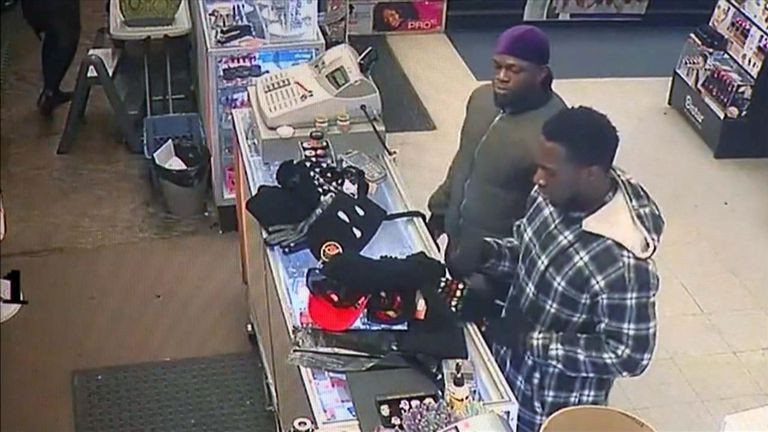 Hình ảnh hai người đàn ông được thuê đang đi mua vật dụng cho cuộc tấn công giả. 