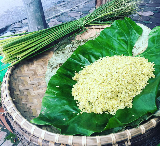 Cốm được gói trong lá sen xanh, buộc cọng rơm nếp thế mới dậy được vị thanh tao của hạt cốm. Ảnh: @Luong.tien.duc