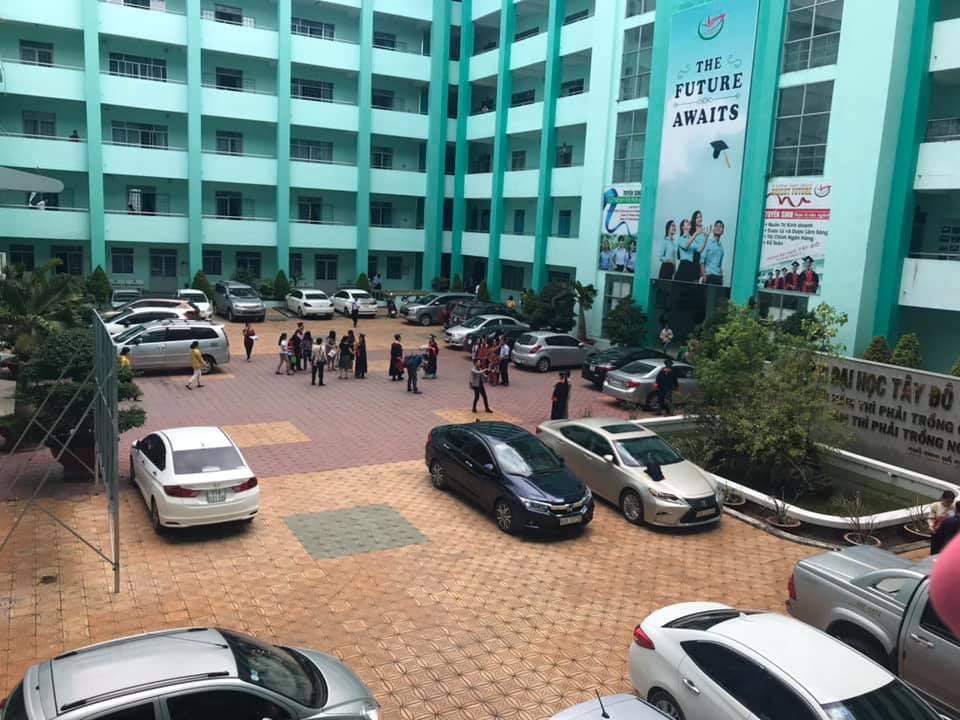 Nhiều cư dân mạng thậm chí còn chia sẻ thêm những bức ảnh dàn xế hộp xịn ở trường mình, chẳng hạn như không khí trong một ngày trao bằng thạc sĩ ở ĐH Tây Đô.