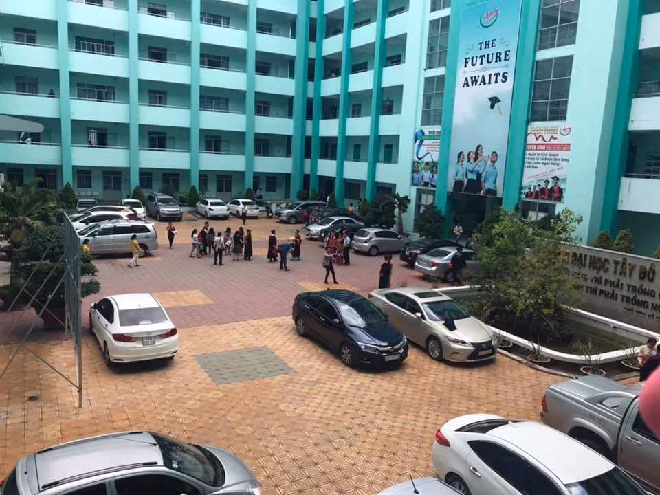 Nhiều cư dân mạng thậm chí còn chia sẻ thêm những bức ảnh dàn xế hộp xịn ở trường mình, chẳng hạn như không khí trong một ngày trao bằng thạc sĩ ở ĐH Tây Đô.