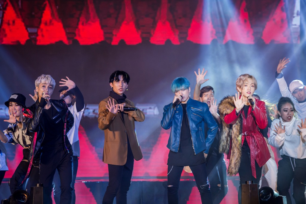 Chưa dừng lại ở đó cả khán phòng tiếp tục bùng nổ bởi Khó Quá Bỏ Đi đây cũng là ca khúc hoàn toàn mới được trình bày bới bốn thành viên Alan - Leo - Jbin và Han.