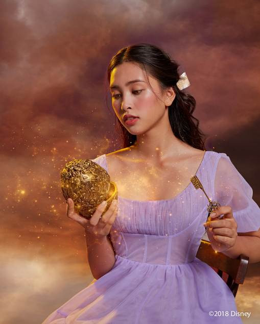 Tiểu Vy diễn xuất nhập tâm trong tạo hình Clara khi tìm ra chiếc chìa khóa mở chiếc hộp chứa đựng bí mật mà cô luôn muốn khám phá.