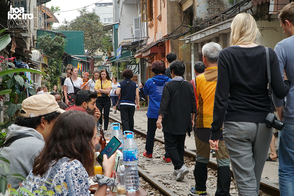 Vào những ngày cuối tuần hay sau 3 giờ chiều, các quán cà phê hầu như đông nghịt và kín chỗ.