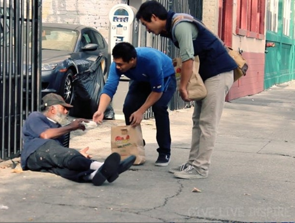 Giúp đỡ người khác chính là “chiến lược nâng đỡ tinh thần” cho bất kỳ ai.