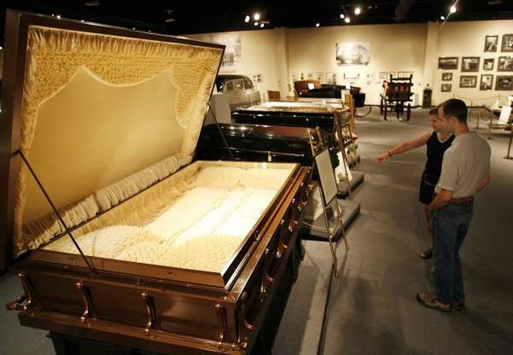 Bảo tàng lịch sử tang lễ, Texas, Mỹ: Bảo tàng này giúp du khách có thể tìm hiểu về các nghi thức tang lễ của các nền văn minh cổ xưa cũng như các vật dụng được sử dụng trong tang lễ của các Giáo hoàng và các Tổng thống Mỹ.