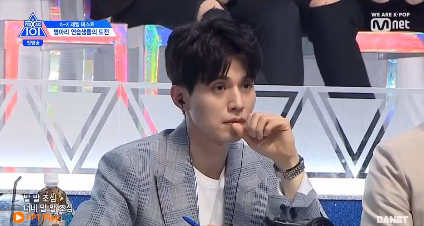 Lee Dong Wook quan sát các thí sinh rất chăm chú.