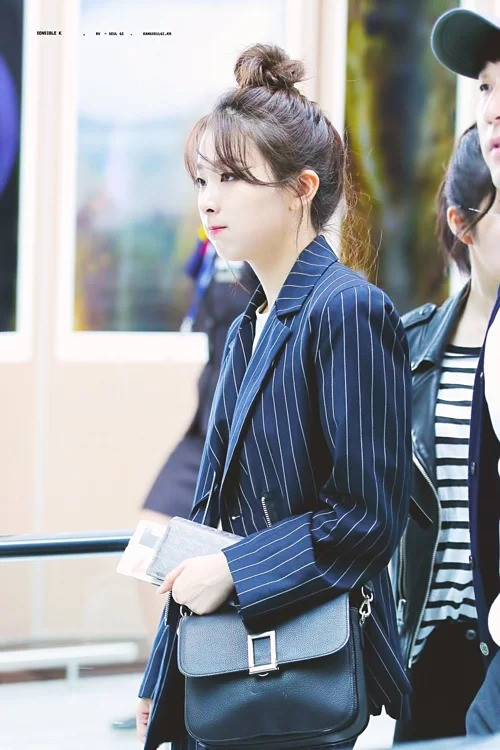 Để kết hợp với blazer tối màu mà vẫn giữ được vẻ thời thượng, Seulgi sẽ mix cùng áo tshirt hoặc sơmi suông rộng. Bên cạnh đó, thi thoảng cô cũng chọn loại blazer dài hơn, mặc theo style áo giấu quần.