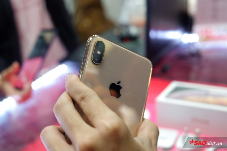 Cụm camera sau của iPhone Xs Max vẫn lồi lên khá nhiều và được bố trí dọc theo chiều dài thân máy. Cụm camera sau của iPhone Xs Max vẫn lồi lên khá nhiều và được bố trí dọc theo chiều dài thân máy.