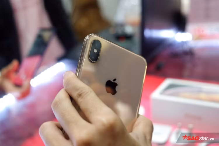 Cụm camera sau của iPhone Xs Max vẫn lồi lên khá nhiều và được bố trí dọc theo chiều dài thân máy.