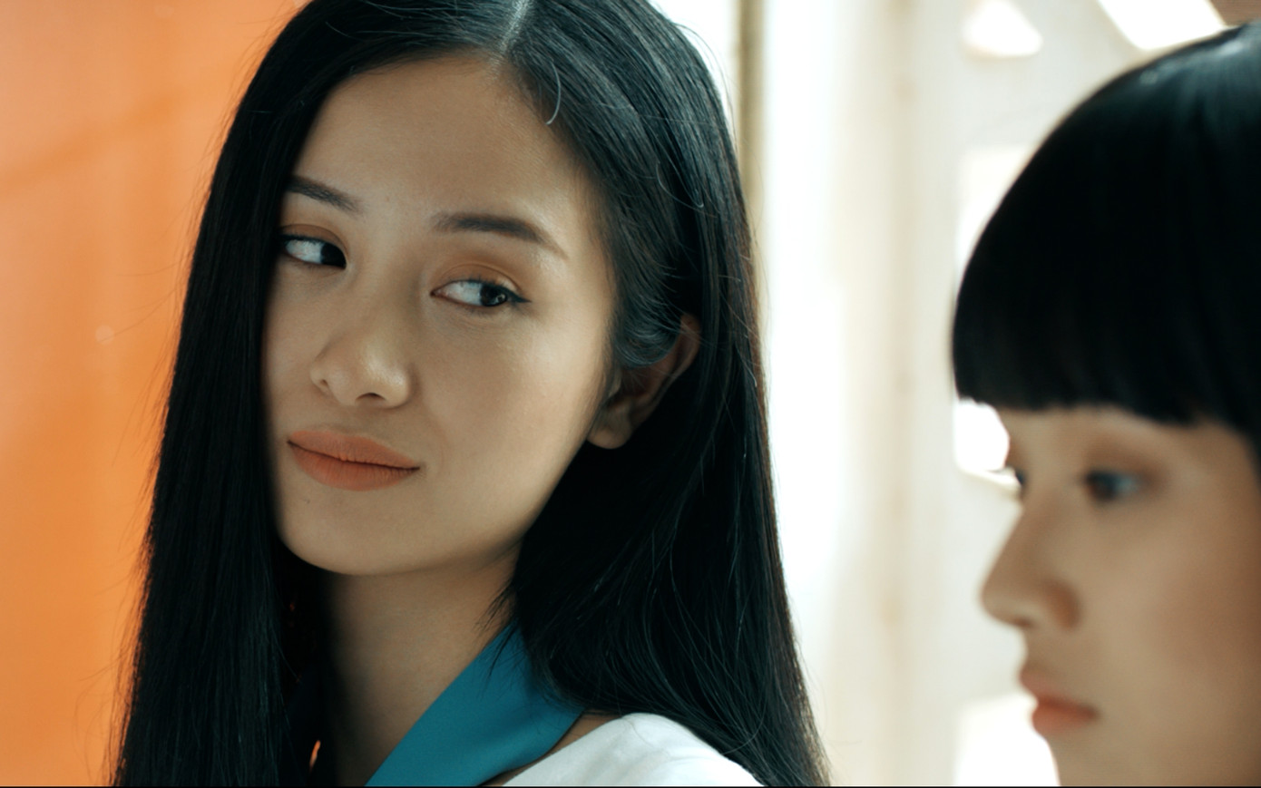 Thanh xuân mỗi người luôn có những câu chuyện dài tiếc nuối, những người thật lòng muốn ở bên và những tình cảm chỉ có thể gìn giữ ở trong lòng.