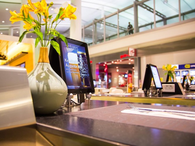 Các nhà hàng trong sân bay hiện còn ứng dụng cả công nghệ trong việc gọi đồ. Ảnh chụp một nhà hàng trong sân bay quốc tế Toronto Pearson năm 2013.