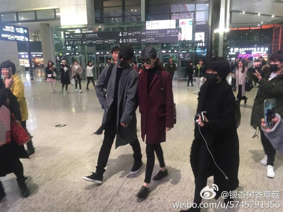 Và từ đó đến nay, La Tấn vẫn luôn nắm tay nàng, từ sân bay...