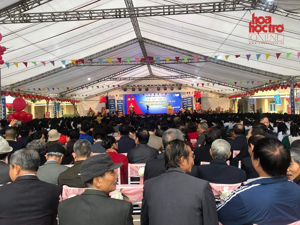 Đông đảo các thế hệ thầy và trò THPT Lý Tự Trọng đã tề tựu trong ngày hội lớn của mái trường thân yêu.