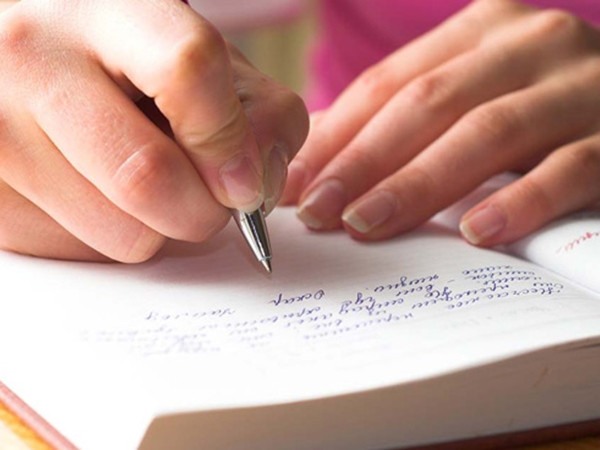 Viết nhật ký là cách rất có ích để tận dụng khoảng thời gian ngồi một mình.