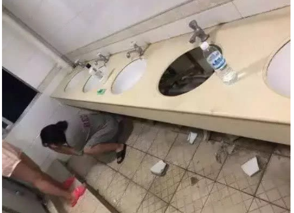 Bồn rửa mặt của nhà vệ sinh đã bị cô nàng làm cho vỡ tan tành thế này đây!