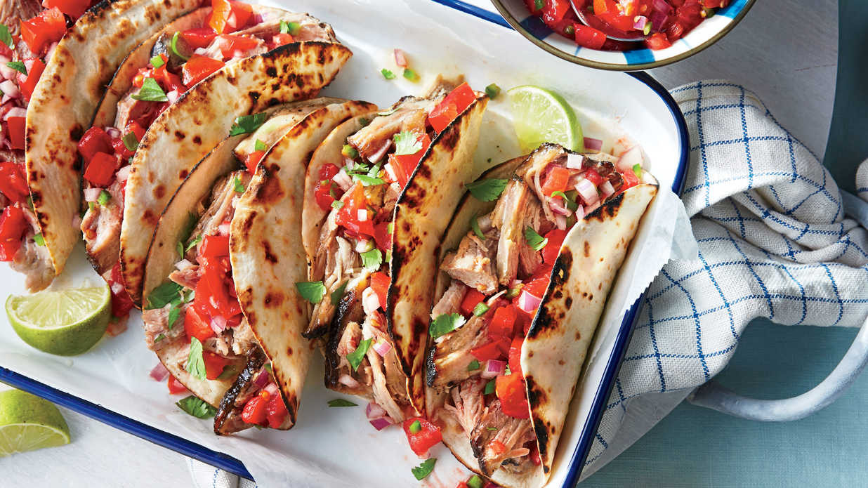 Taco là món ăn truyền thống của Mexico, vỏ bánh được làm từ bột ngô, nhân bên trong có thể là thịt, rau củ tùy sở thích. Taco là món ăn truyền thống của Mexico, vỏ bánh được làm từ bột ngô, nhân bên trong có thể là thịt, rau củ tùy sở thích.