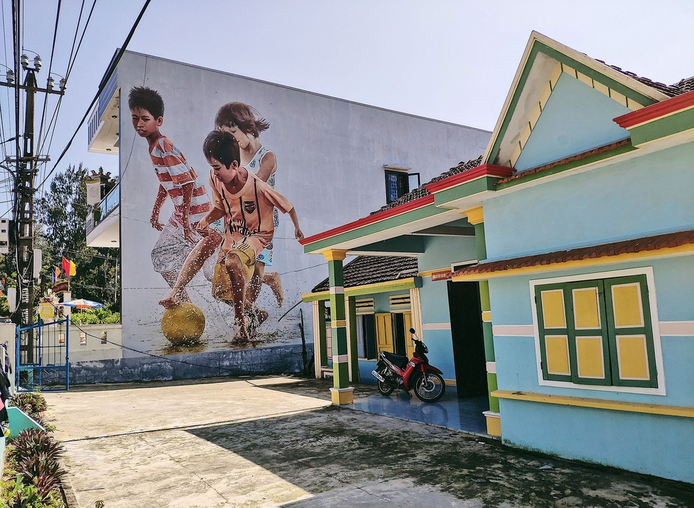 Bóng đá cũng là một trong những mơ ước của trẻ em làng chài Tam Thanh.