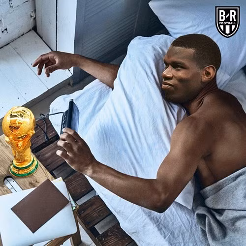 Paul Pogba tận hưởng cảm giác bên chiếc cúp vàng của World Cup. (Ảnh: B/R).
