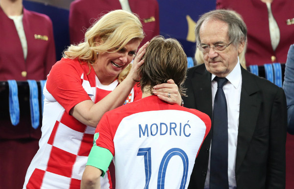 Tổng thống Croatia Kolinda Grabar-Kitarovic lau nước mắt cho Luka Modric. Ảnh: Reuters