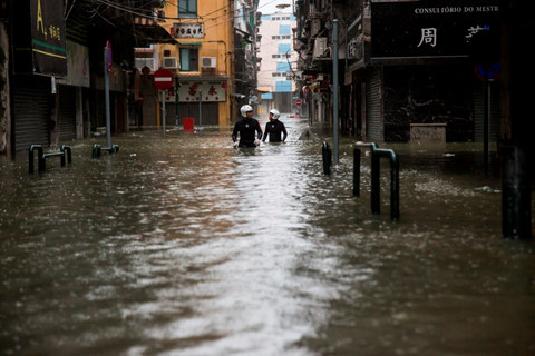 Tại Macau, chính quyền lần đầu tiên đóng cửa tất cả 42 sòng bài và nhiều con đường chìm trong biển nước buộc lực lượng cứu hộ phải dùng thuyền di chuyển, giải cứu người dân mắc kẹt trong nhà.