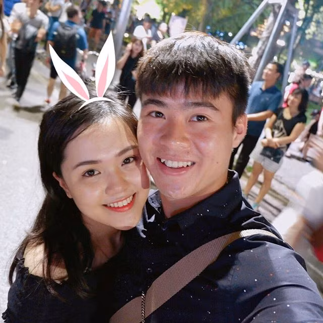 Quỳnh Anh luôn ủng hộ và khích lệ bạn trai thì Duy Mạnh rất yêu chiều bạn gái.
