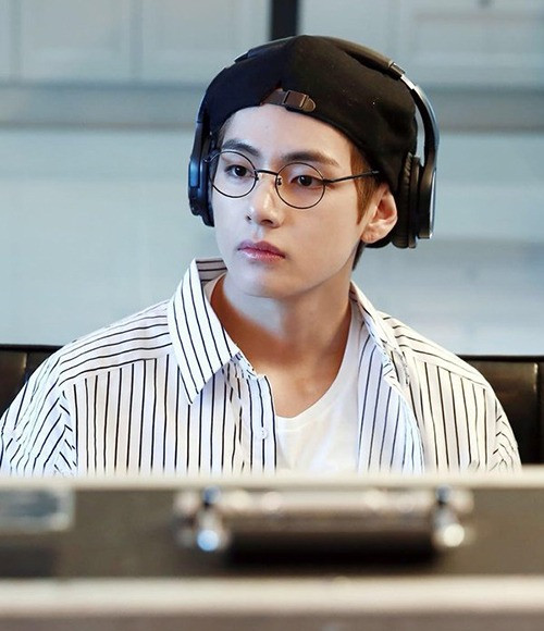 V (BTS) thường xuyên xuất hiện cùng những chiếc kính mắt gọng mảnh. Anh chàng từng lăng xê kính Nobita giá gần 3,8 triệu đồng của thương hiệu Manomos.
