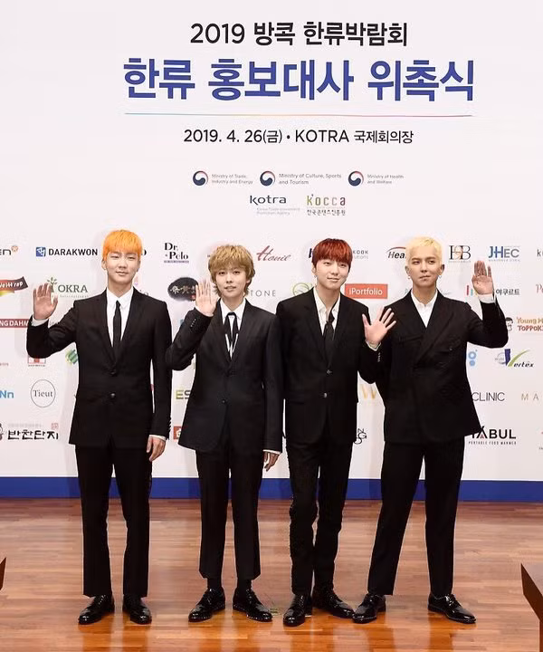 Stylist nhà YG cũng thường chọn sai trang phục cho Winner, khiến nhóm không thể khoe được vóc dáng cao ráo cân đối mà ngược lại, bị dìm dáng trong những bộ đồ nhìn mãi vẫn không thấy đẹp.