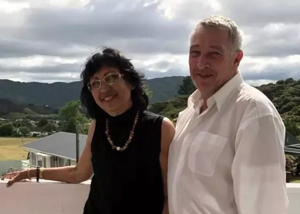 Sakinab Shah trong bức ảnh chụp cùng chuyên gia Simon Gunson.