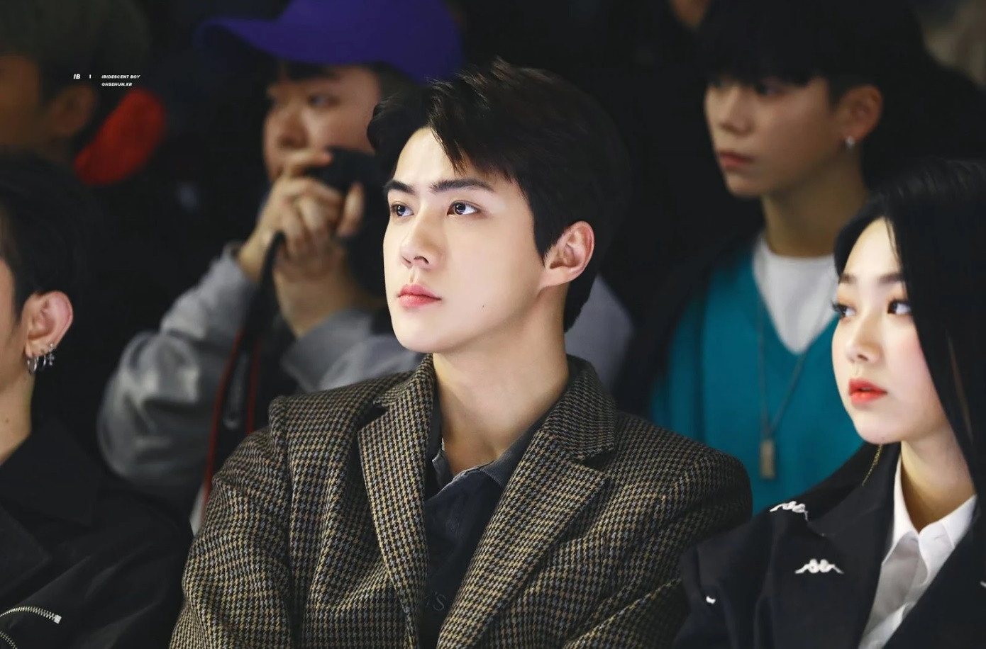Sehun và Mina được xếp chỗ ngồi cạnh nhau. Sehun và Mina được xếp chỗ ngồi cạnh nhau.
