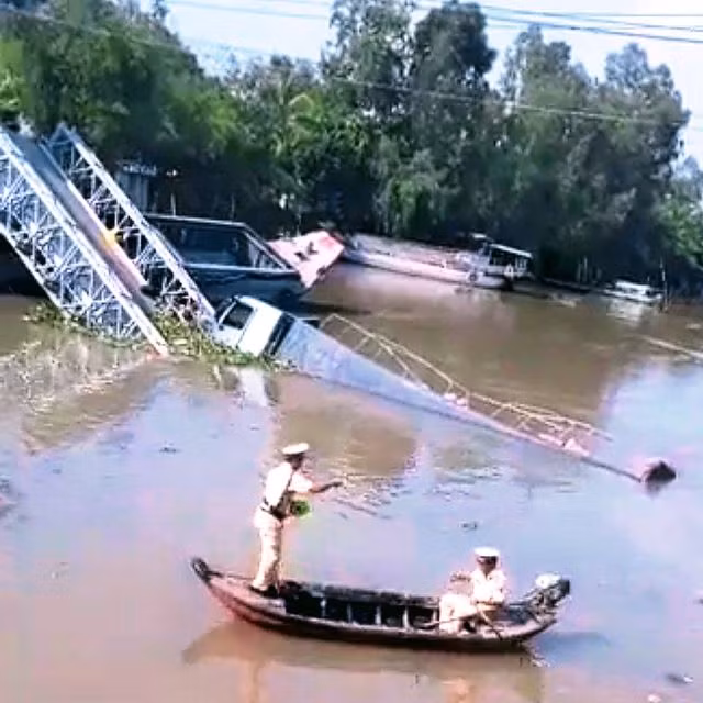 Lực lượng chức năng đang xử lý vụ việc (Ảnh: Facebook Bạch Thoa)