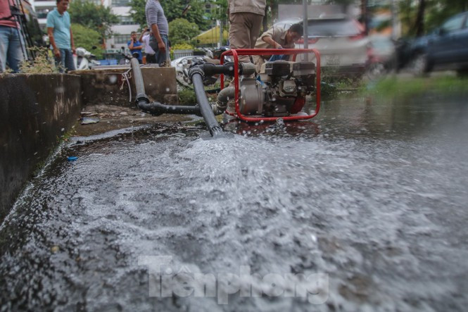 Nước được bơm ra ngoài.