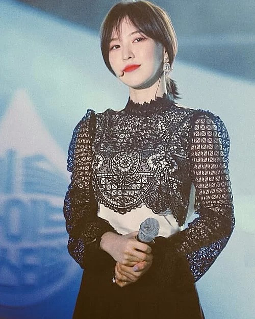 Mái tóc ngắn cột đuôi gà của Wendy cũng khiến nhiều fan thích thú vì gọn gàng, trẻ trung.