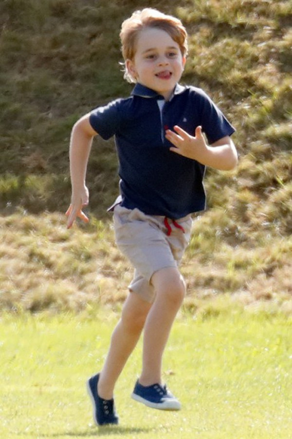 Dù là hoàng tử nhưng cậu bé vẫn giữ được những nét hồn nhiên đáng yêu của cậu bé 5 tuổi.
