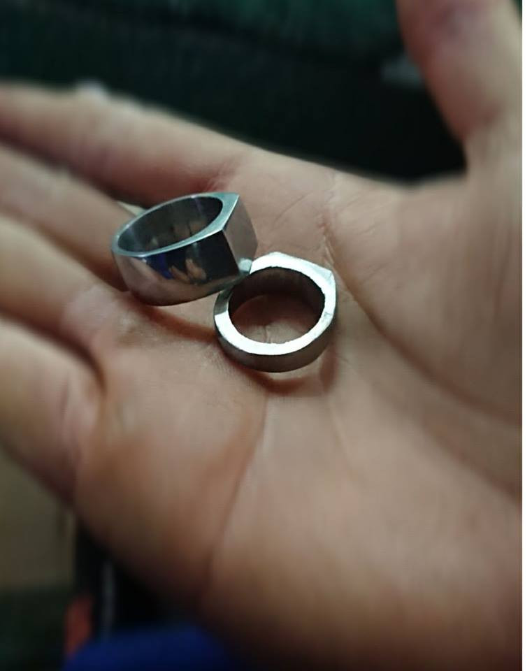 Anh bạn này đã mất 1 tuần ra sức mài tròn chiếc bu lông này để tạo ra chiếc nhẫn cầu hôn của ngành Cơ khí.