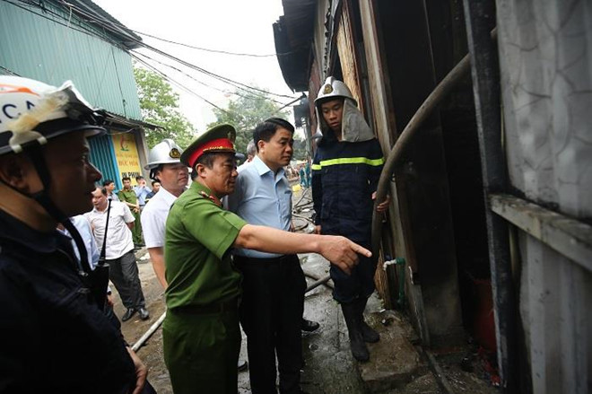 Ông Nguyễn Đức Chung có mặt tại hiện trường, chỉ đạo khắc phục hậu quả vụ cháy. Ảnh: Kinh tế đô thị. Ông Nguyễn Đức Chung có mặt tại hiện trường, chỉ đạo khắc phục hậu quả vụ cháy. Ảnh: Kinh tế đô thị.