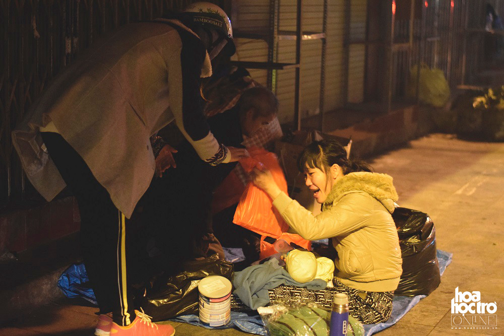 Gửi tặng quà đến gia đình nằm ở vỉa hè gần chợ đồng xuân, gia đình vốn dĩ ở miền trung nhưng do thiên tai mất nhà nên cả gia đình lên Hà Nội sống.