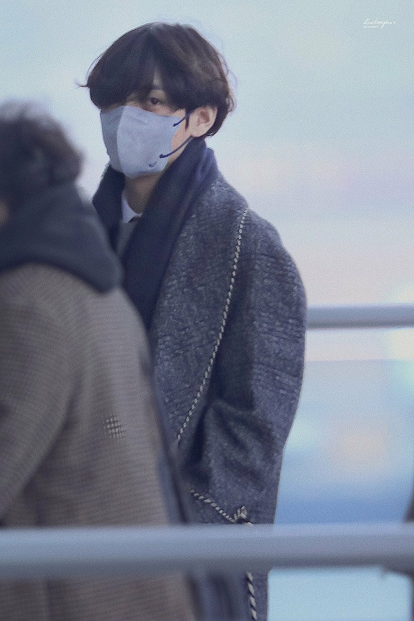 Khoảnh khắc anh chàng đứng trầm tư suy nghĩ trở thành hình ảnh gây 