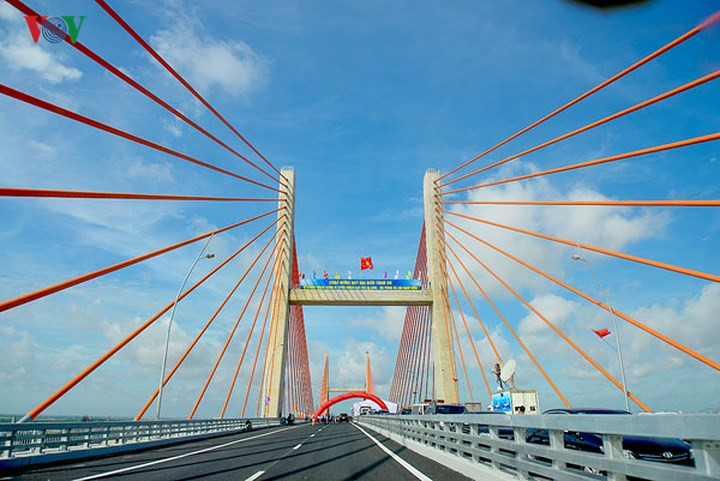 Đặc biệt ngay từ thiết kế, 3 trụ tháp cầu Bạch Đằng mang hình ảnh 3 chữ “H”, thể hiện sự kết nối chặt chẽ giữa ba trung tâm kinh tế phía Bắc là Hà Nội - Hải Phòng - Hạ Long.