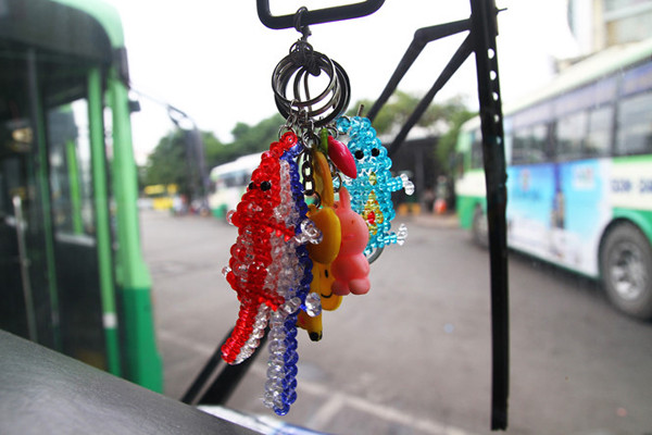 Những chiếc móc khoá được anh Huy dành tặng miễn phí cho những sinh viên khi đi xe của anh.