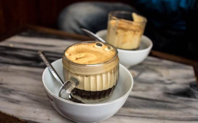 Cà phê trứng là thức uống nhiều khách nước ngoài yêu thích.